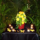 Blumengeschmückte Urne für Urnentrauerfeier