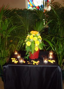 Blumengeschmückte Urne für Urnentrauerfeier