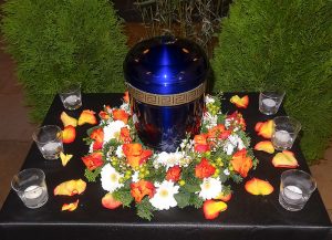 Urnenkranz in Weiß mit orangenen Rosen