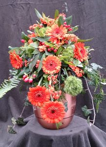 Urnenschmuck mit orangenen Gerbera