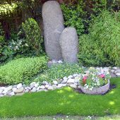 Dauergrünes Doppelgrab mit bunter Sommerschale