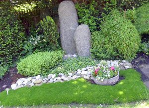 Dauergrünes Doppelgrab mit bunter Sommerschale