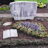 Doppelgrab mit Bepflanzung im Frühling