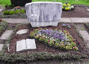 Doppelgrab mit Bepflanzung im Frühling