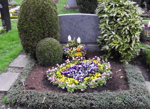 Doppelgrab mit Bepflanzung im Frühling