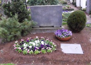 Doppelgrab mit Bepflanzung im Frühling