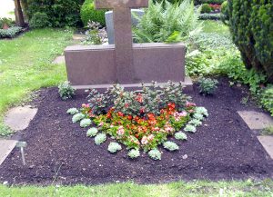 Doppelgrab mit Sommerbepflanzung