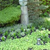 Doppelgrab im Sommer in weiß-grünen Farbtönen bepflanzt