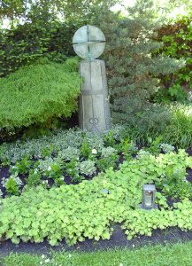 Doppelgrab im Sommer in weiß-grünen Farbtönen bepflanzt