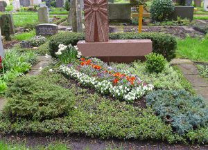 Doppelgrab mit Bepflanzung im Frühling