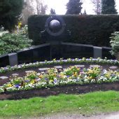 Familiengrab mit Bepflanzung im Frühling