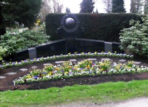 Familiengrab mit Bepflanzung im Frühling