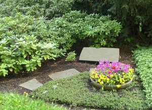 Familiengrab mit Dauergrün und Schale