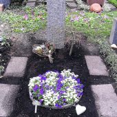 Schale auf Grab im Frühling