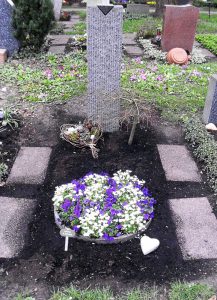 Schale auf Grab im Frühling