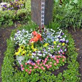 Urnengrab mit Bepflanzung im Frühling