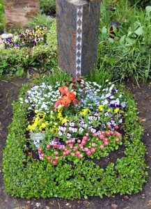 Urnengrab mit Bepflanzung im Frühling