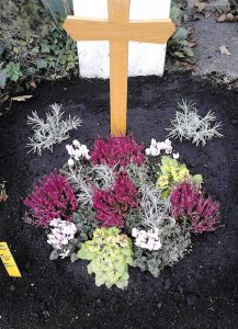 Urnengrab mit Herbstbepflanzung