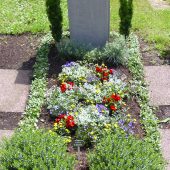 Bunte Grabbepflanzung