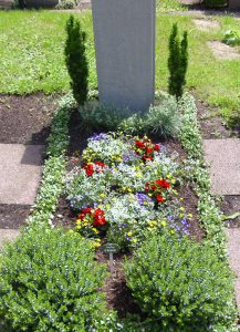 Bunte Grabbepflanzung