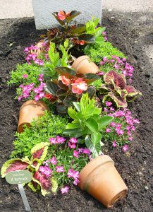 Sommerbepflanzung mit zusätzlicher Dekoration mit Tontöpfen