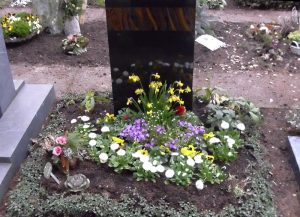 Urnengrab mit Bepflanzung im Frühling