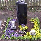 Urnengrab mit Bepflanzung im Frühling