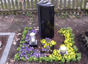 Urnengrab mit Bepflanzung im Frühling