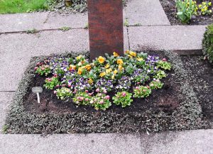 Urnengrab mit Bepflanzung im Frühling