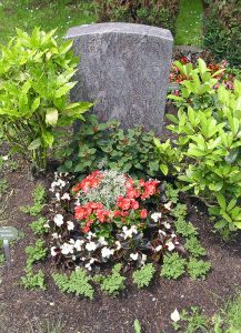 Urnengrab mit Sommerbepflanzung