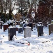 Winter auf dem Friedhof – die Gräber sind mit Schnee bedeckt
