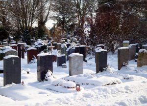 Winter auf dem Friedhof - die Gräber sind mit Schnee bedeckt