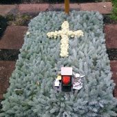 Blautanneabdeckung mit Kreuz aus Islandmoos