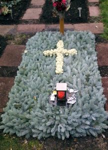 Blautanneabdeckung mit Kreuz aus Islandmoos