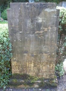 Grabstein vor der Reinigung
